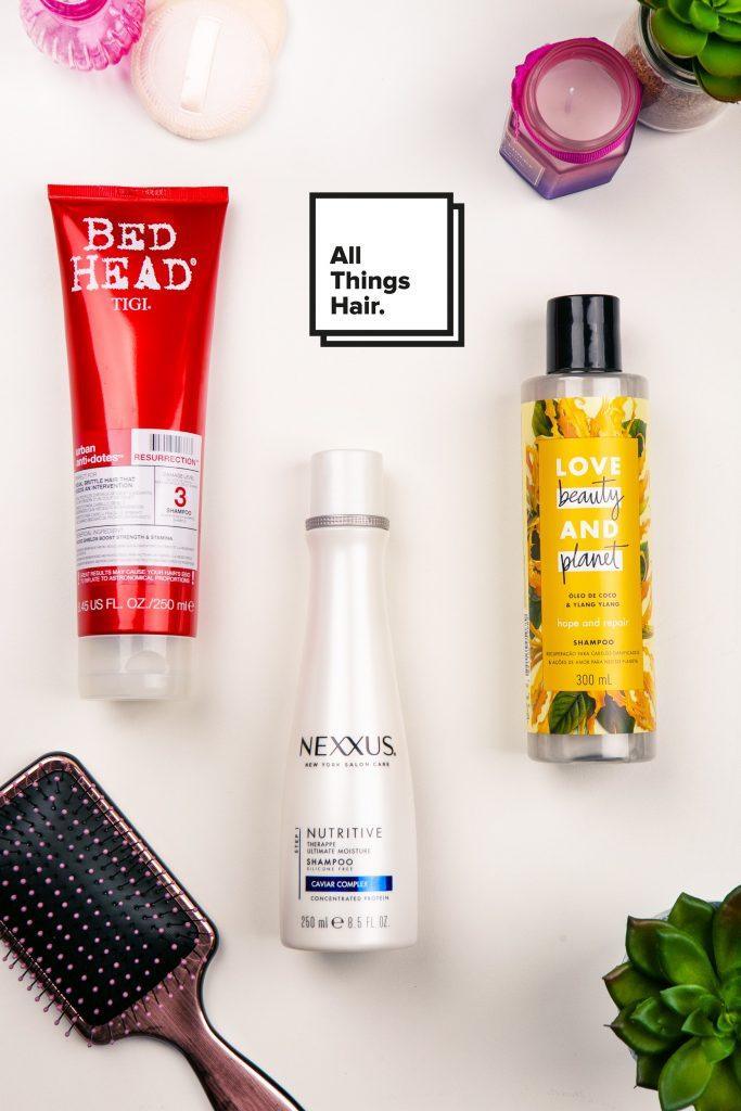 Foto com três produtos aliados do cabelo colorido