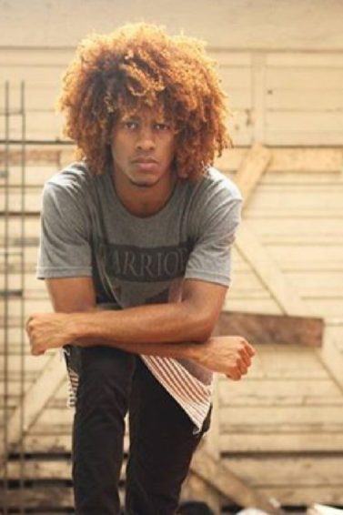 Cabelo crespo masculino cacheado cor de mel