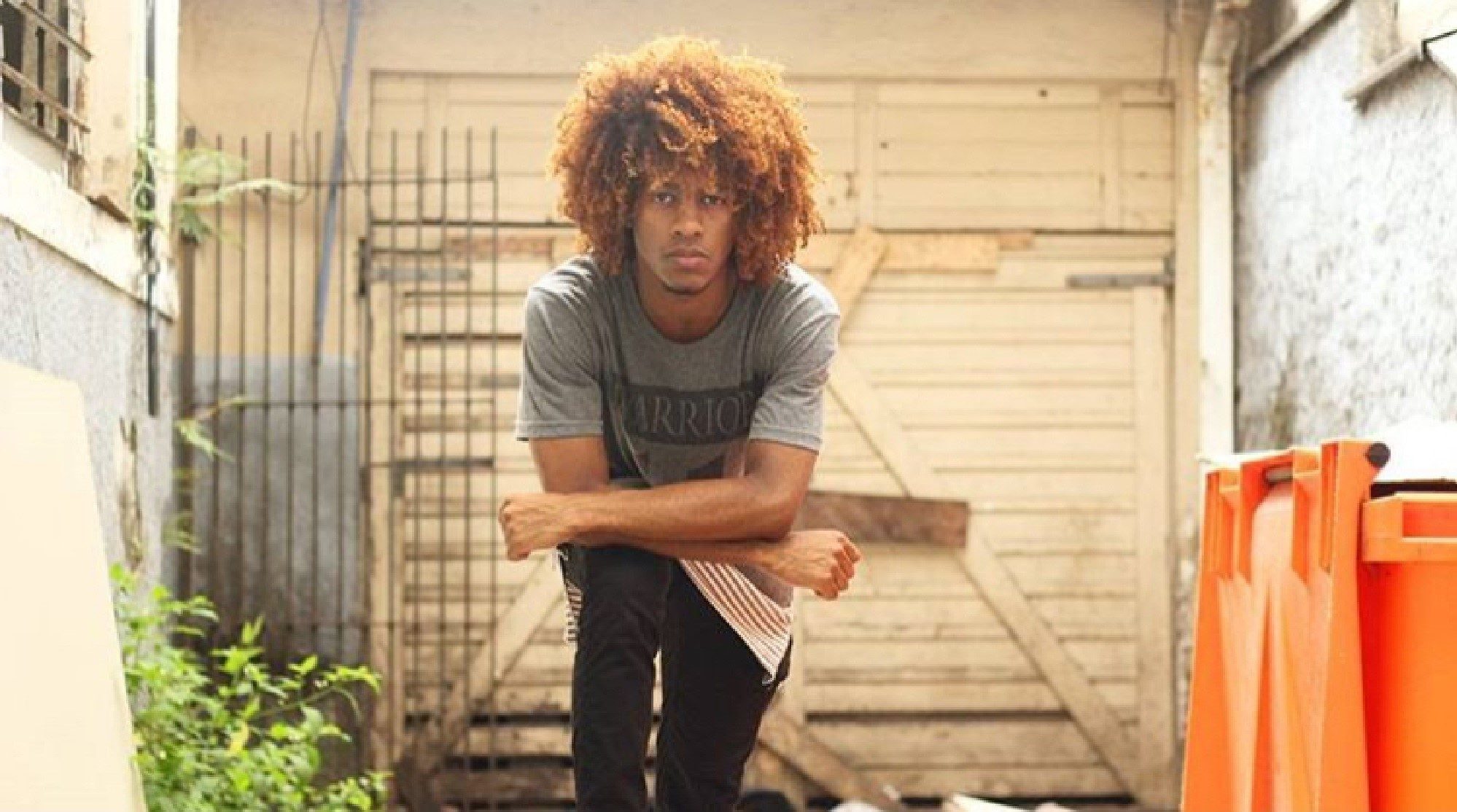 Cabelo crespo masculino cacheado cor de mel