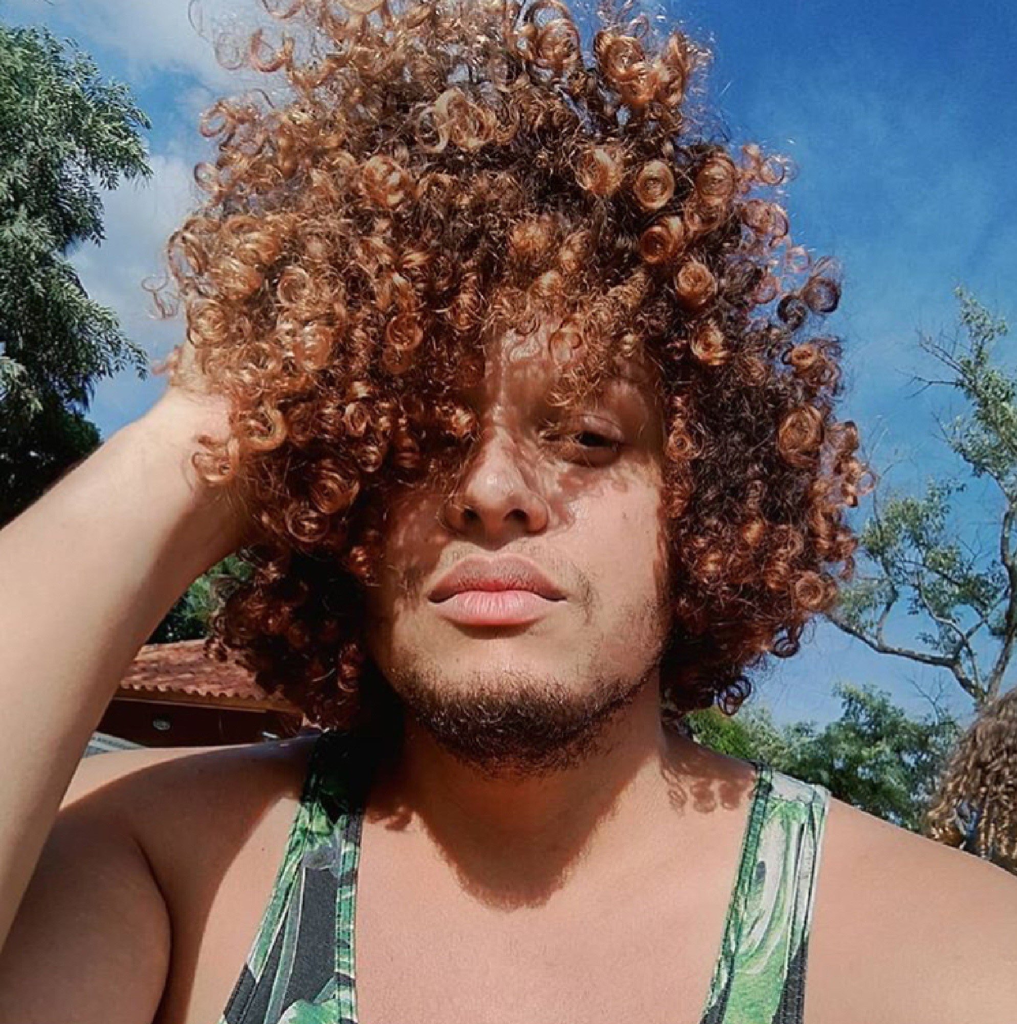 Cabelo crespo masculino cacheado cor de mel