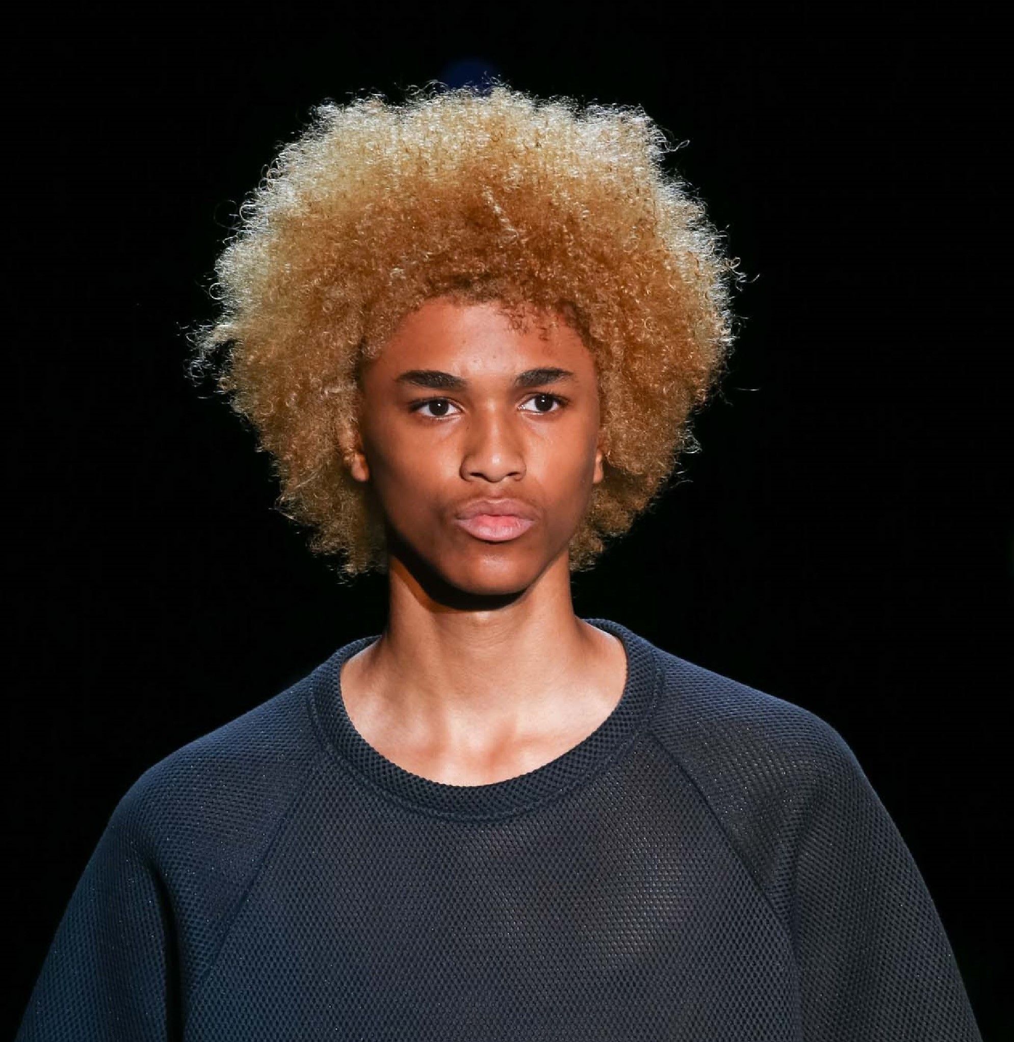 Cabelo crespo masculino cacheado cor de mel