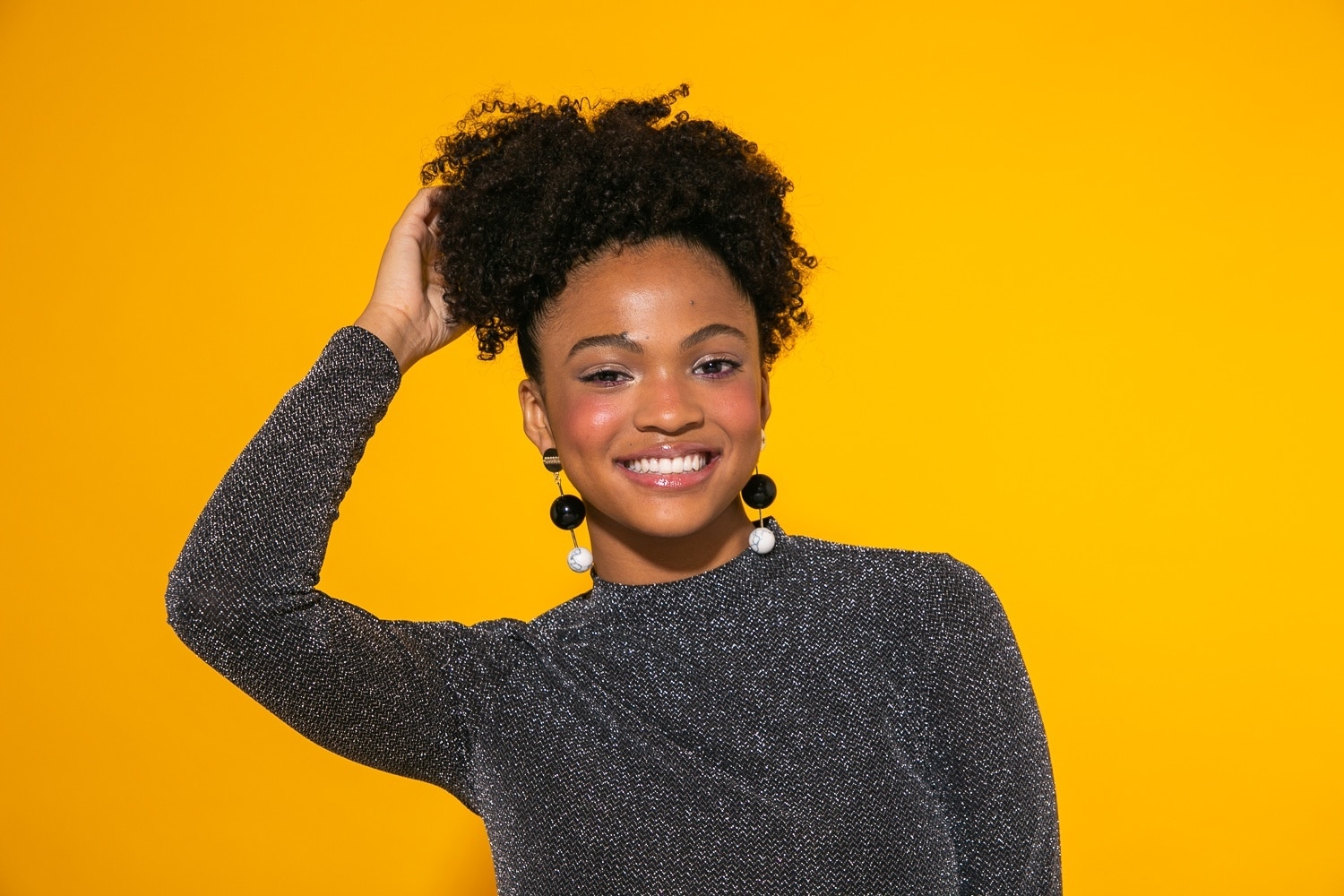 Cabelo crespo cacheado preso com afro puff