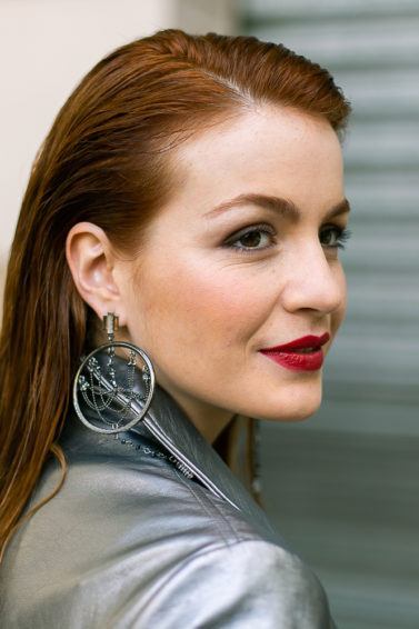 Mulher com fios ruivos médios com cabelo efeito molhado
