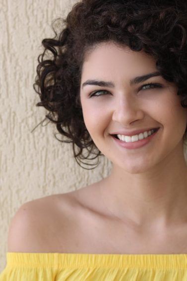 Cabelo caheado curto  na altura das orelhas