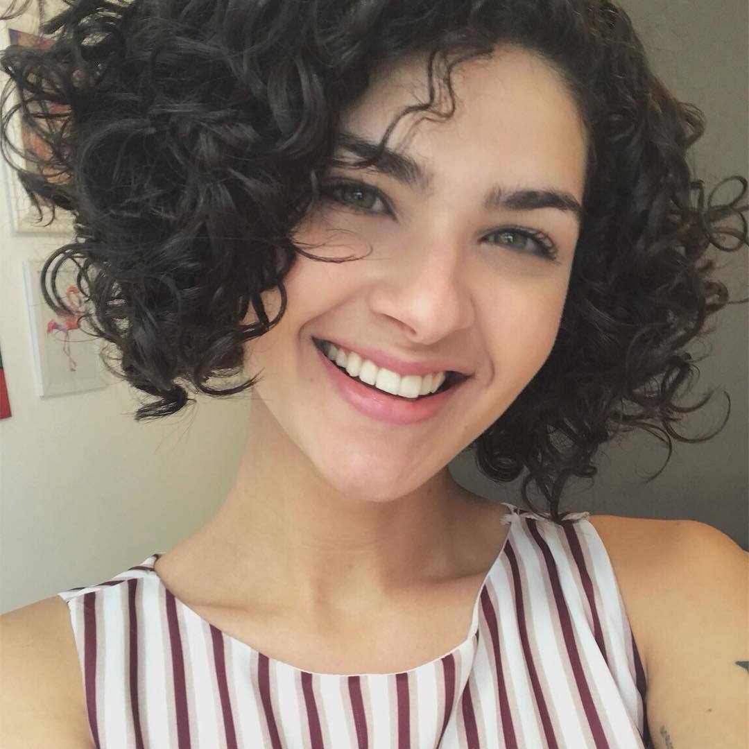 Cabelo cacheado curto na altura das orelhas