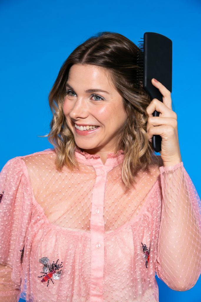 Cabelo liso sendo penteado com escova