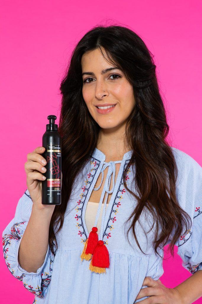 Demonstração de creme para preparação do cabelo