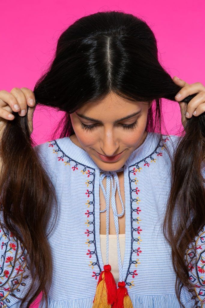 Cabelo liso separado na frente pra preparação do penteado