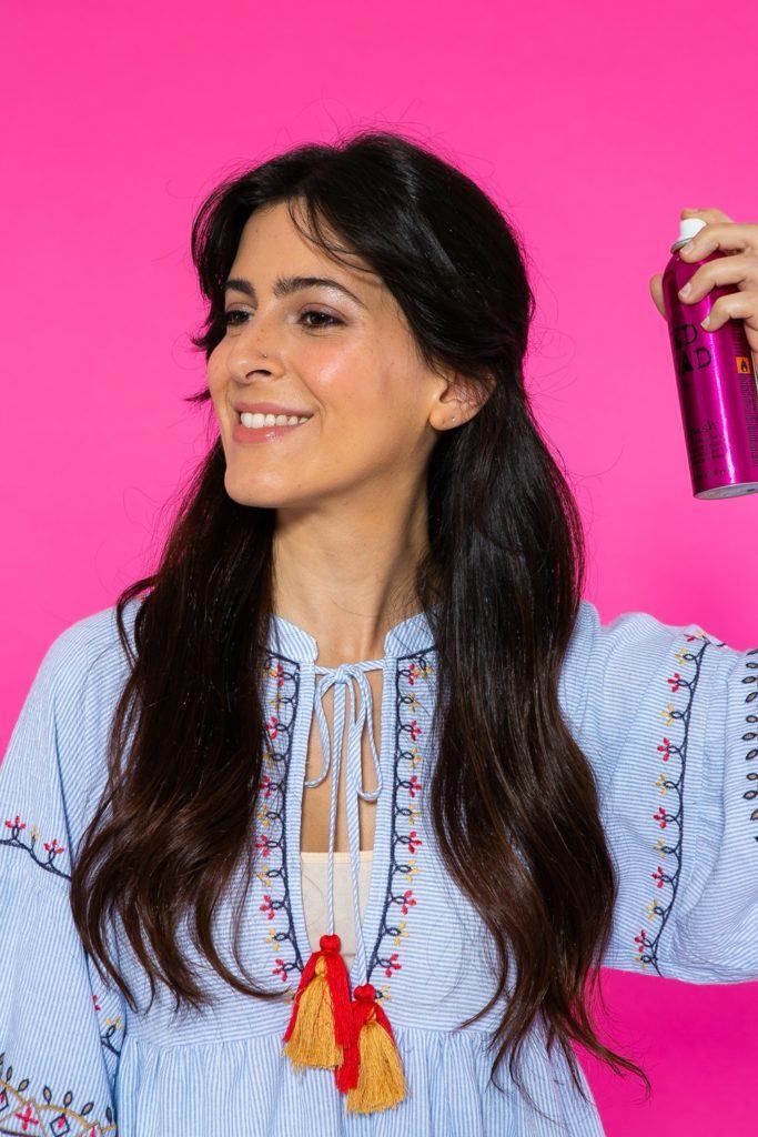 Finalização do penteado com spray bed head