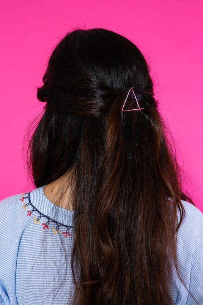 Cabelo liso semi preso com grampos