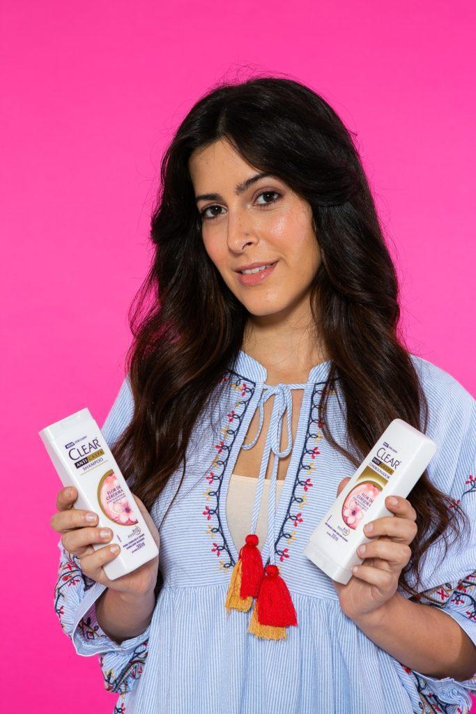 Demontração de produtos Clear para preparação do penteado