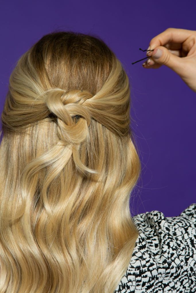 Cabelo liso semi preso com demonstração de grampo
