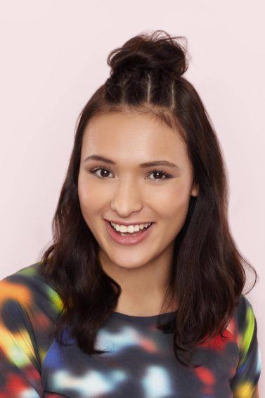 Mulher com cabelo semipreso, tranças e coque no topo da cabeça