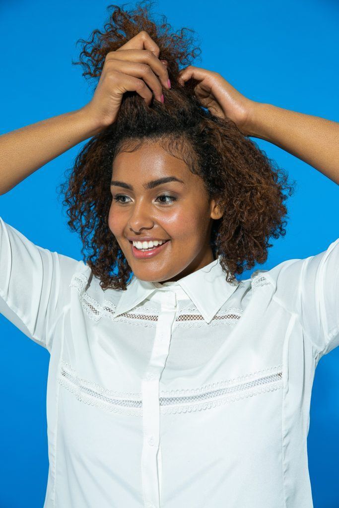 semipreso com twist duplo para cabelo cacheado