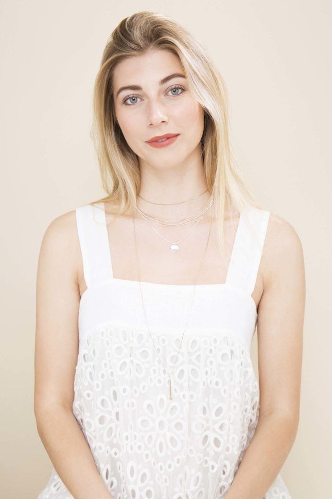 modelo com cabelo loiro com Semipreso de trança com ondas