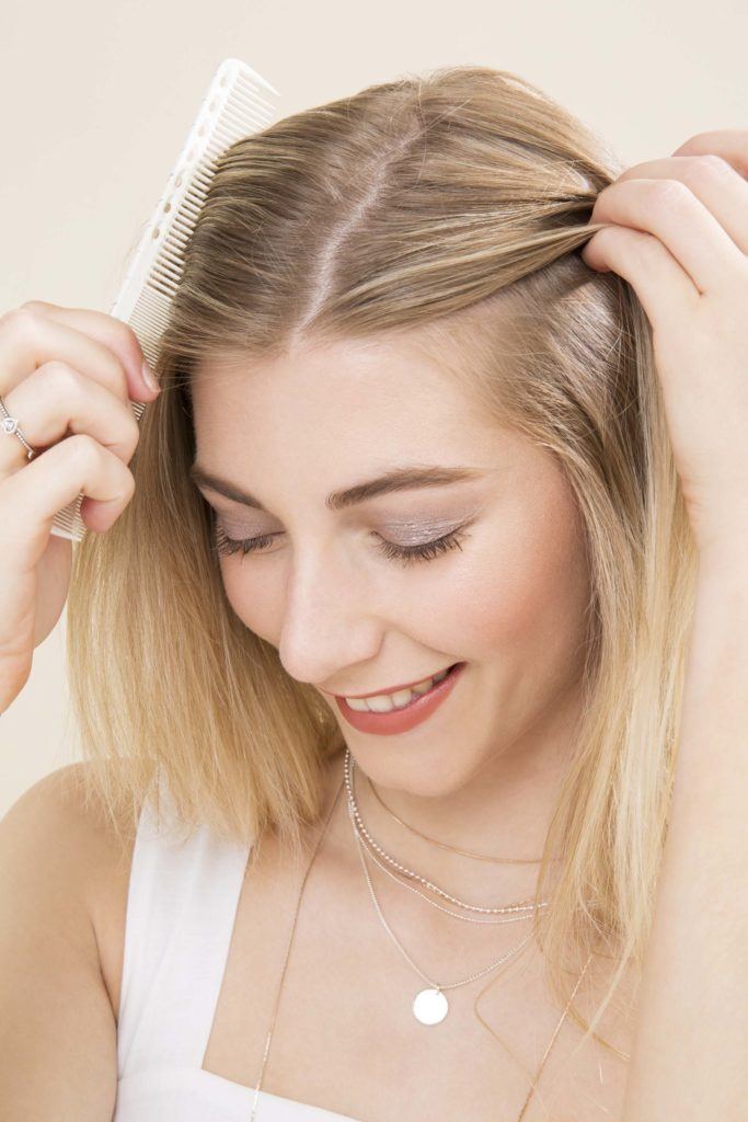 modelo com cabelo loiro com Semipreso de trança com ondas