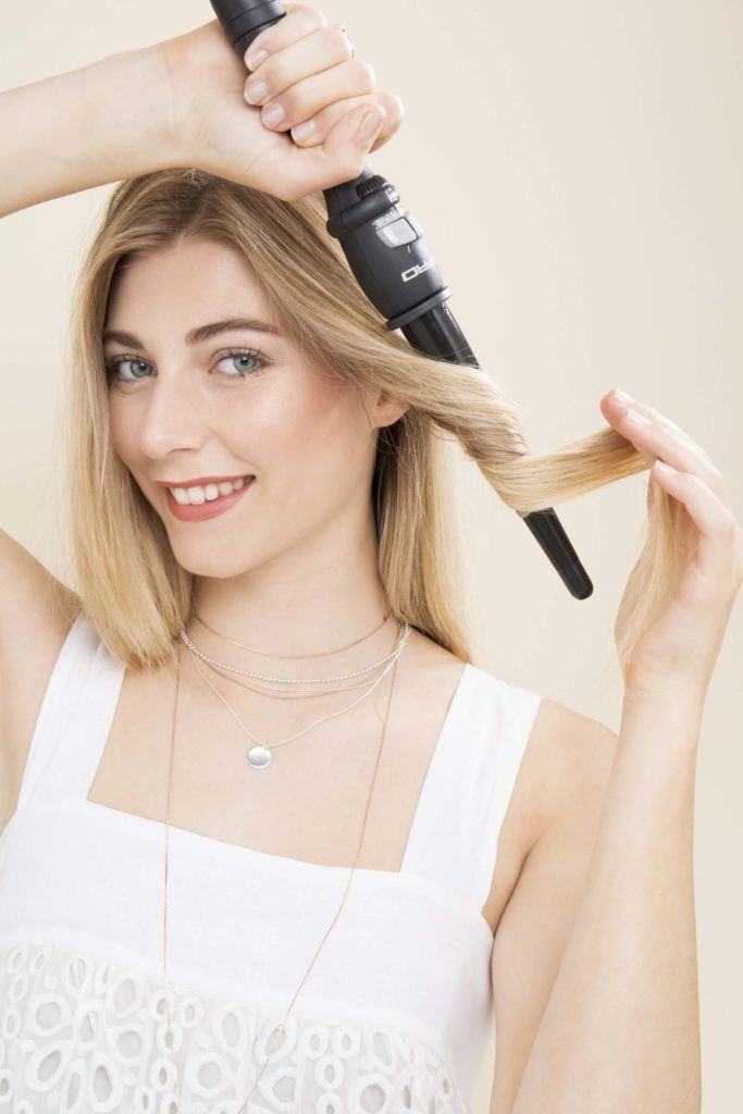 modelo com cabelo loiro com Semipreso de trança com ondas
