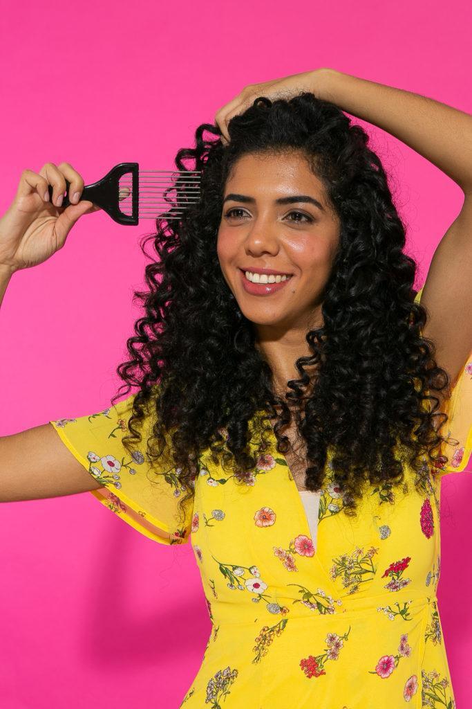 Cabelo cacheado solto penteado com pente garfo