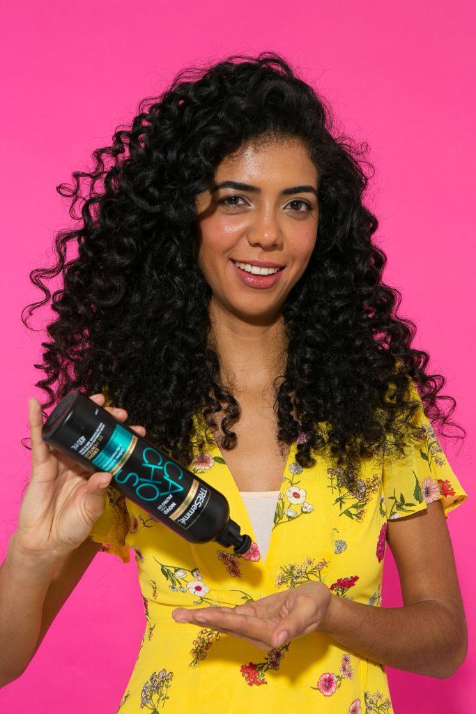 Aplicação de creme para preparação do penteado