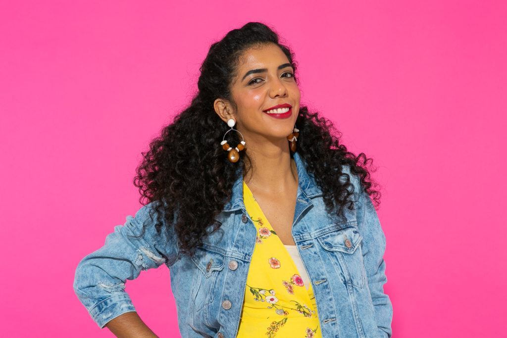 Cabelo cacheado semi preso com twist lateral