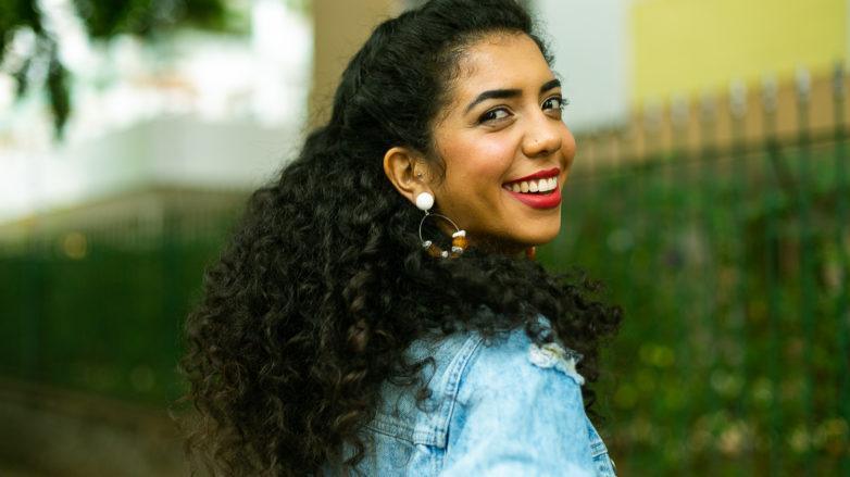 Cabelo cacheado semi preso com twist lateral