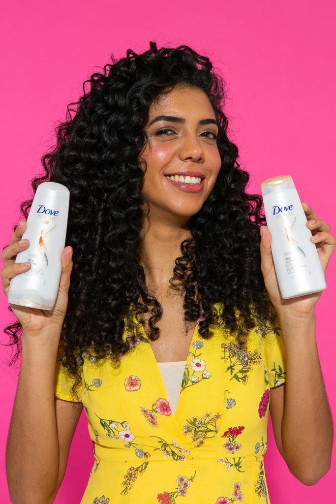 Demonstração de produtos Dove para preparação do penteado