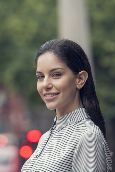 modelo de slicked back hair, look final