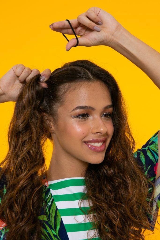 Modelo para penteado de space buns com glitter