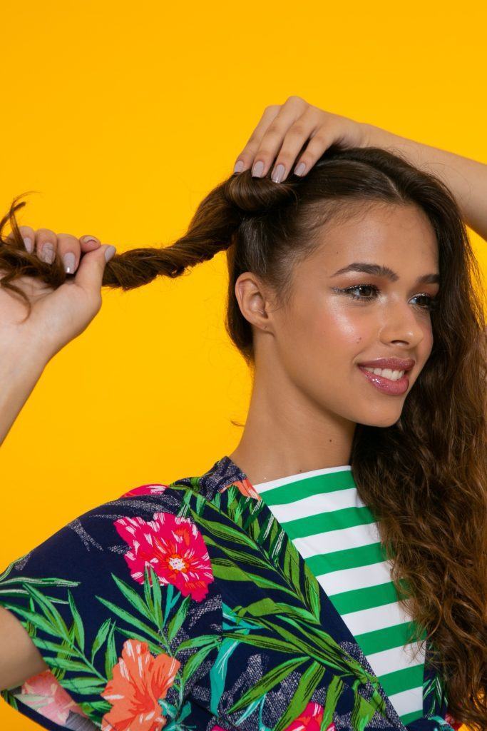 Modelo para penteado de space buns com glitter