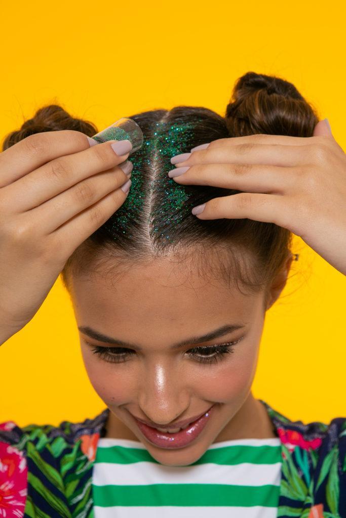Modelo para penteado de space buns com glitter