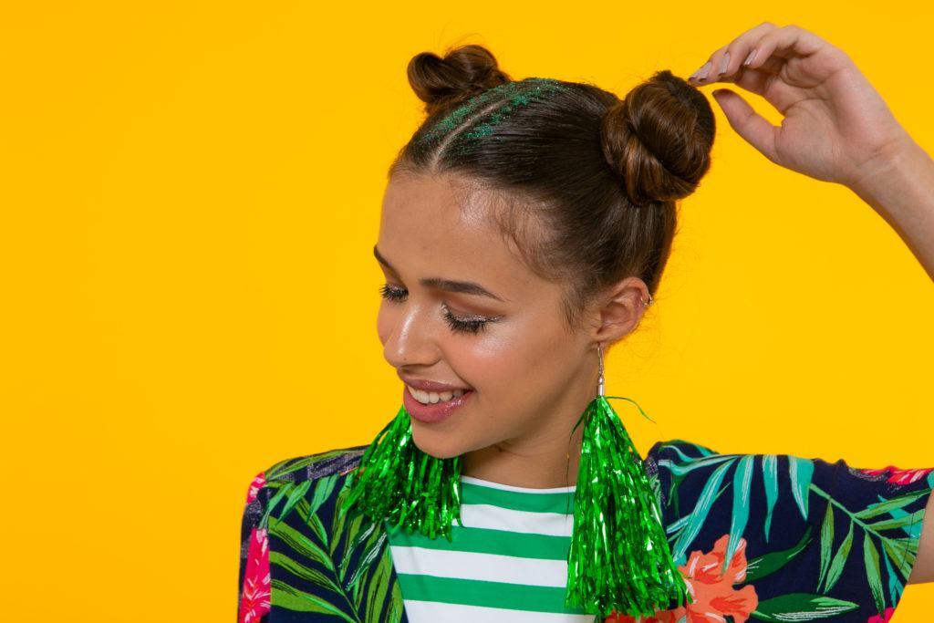 Modelo para penteado de space buns com glitter