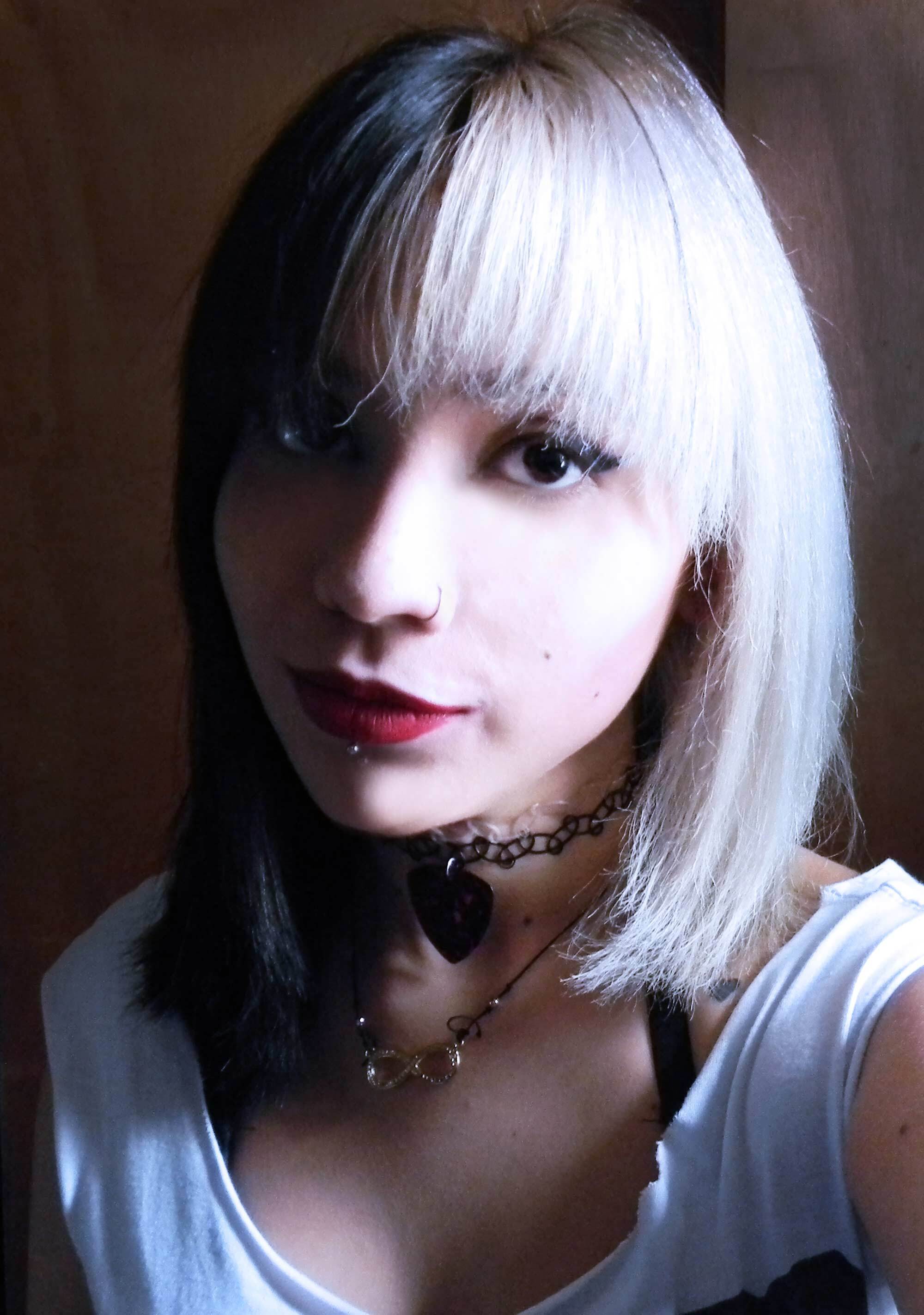 mulher com cabelo pintado com a tendência split hair