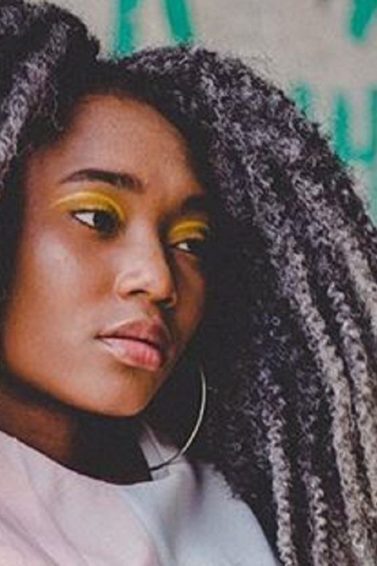 Cabelo afro com dreads cinzas