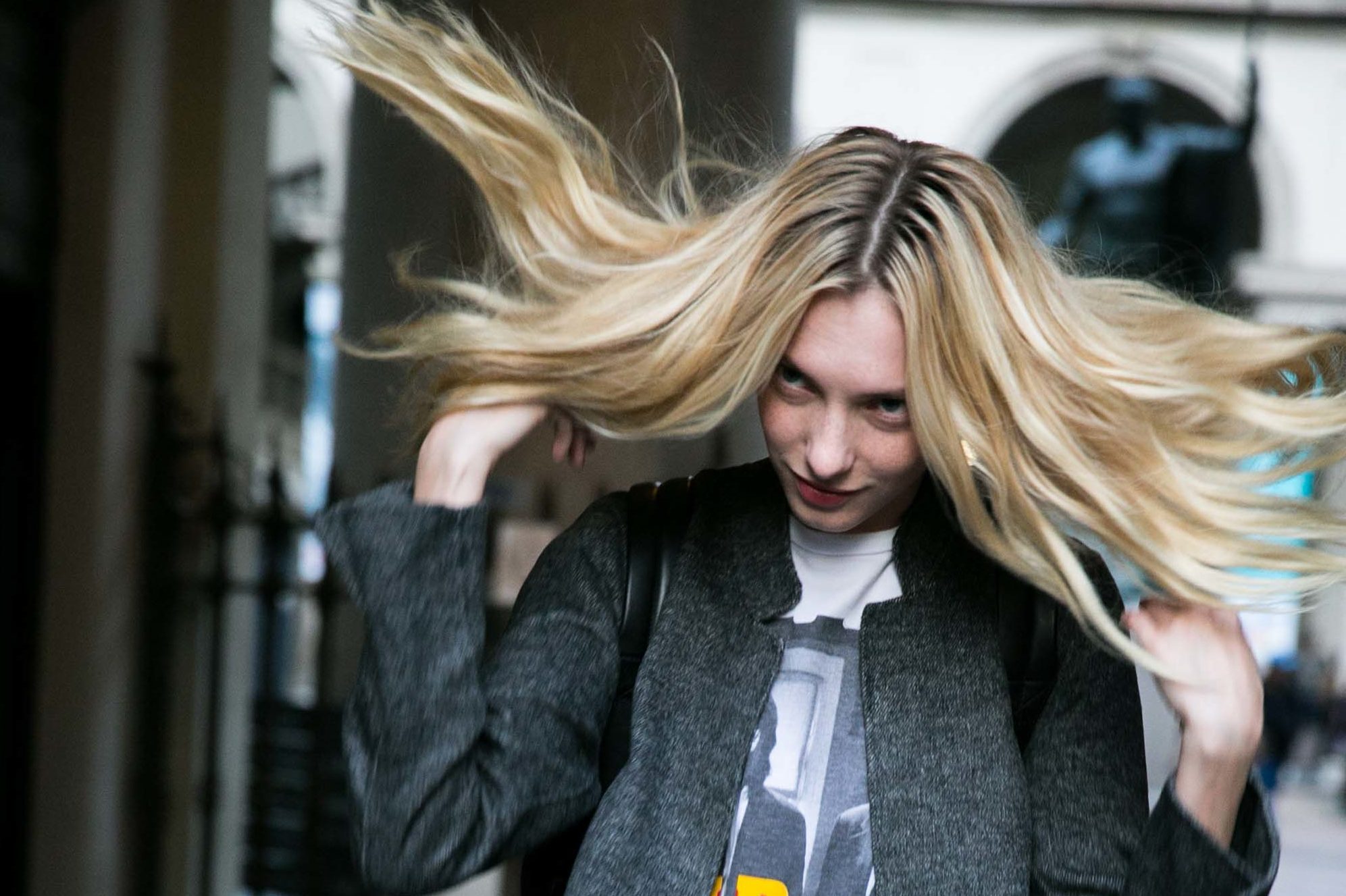Mulher usa cabelo loiro e mostra os temperamentos no visagismo