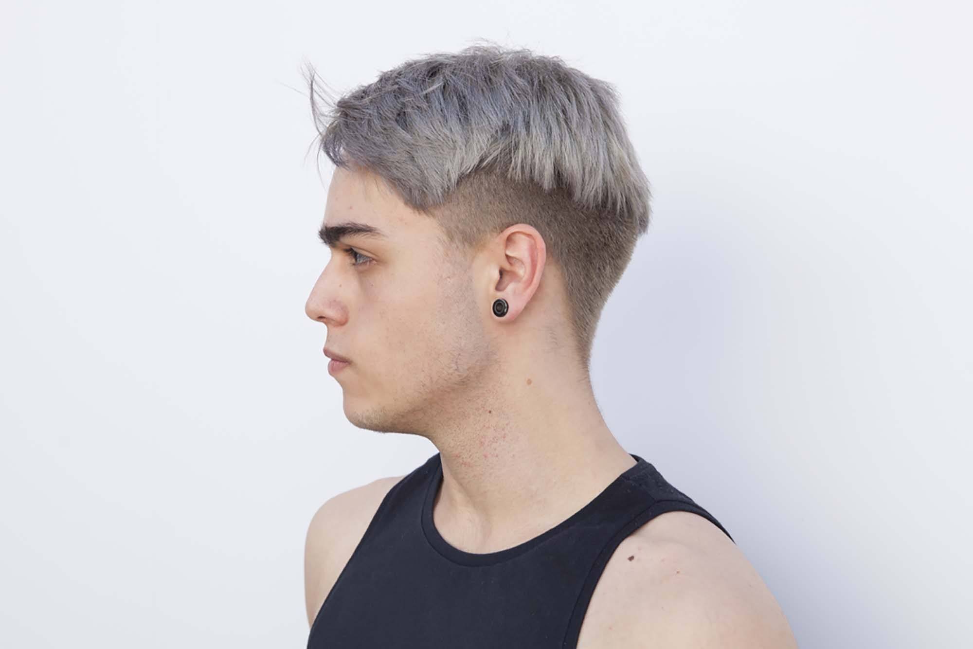 Modelo usa cabelo cinza uma tendência de cabelo masculino 2017