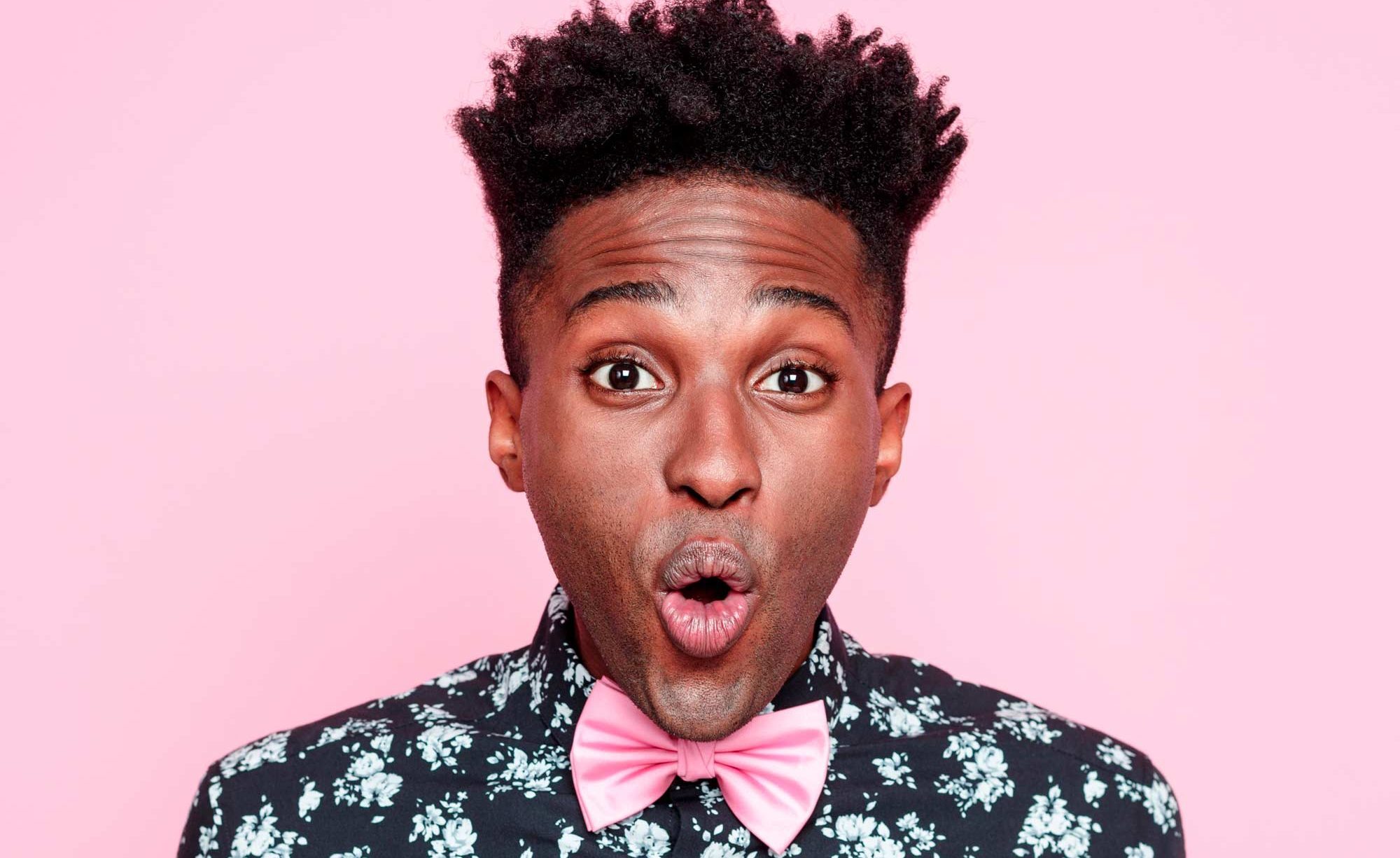 Homem usa cabelo crespo definido, uma das tendências tendência de cabelo masculino 2017
