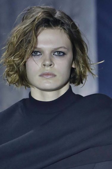 Modelo com cabelo com textura natural, uma das tendências da NYFW 2017