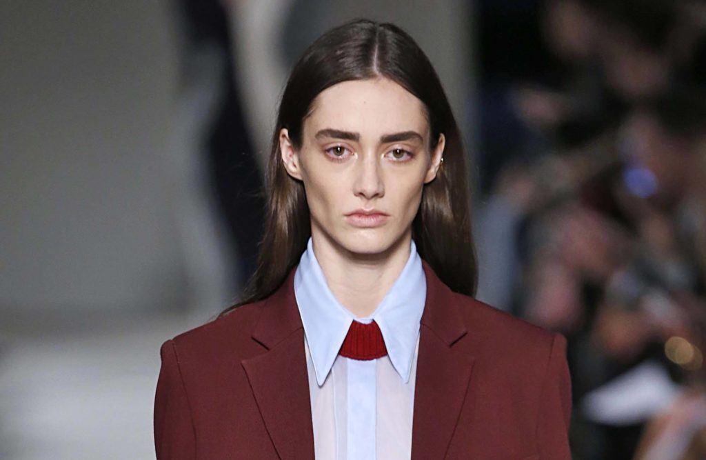 Modelo com cabelo atrás das orelhas, uma das tendências da NYFW 2017