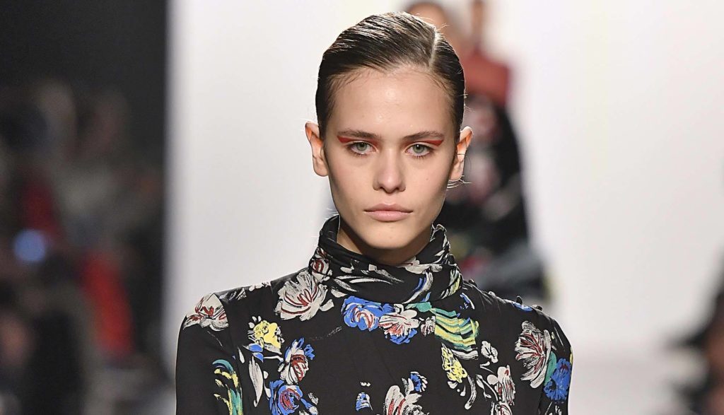 Modelo com rabo de cavalo baixo, uma das tendências da NYFW 2017