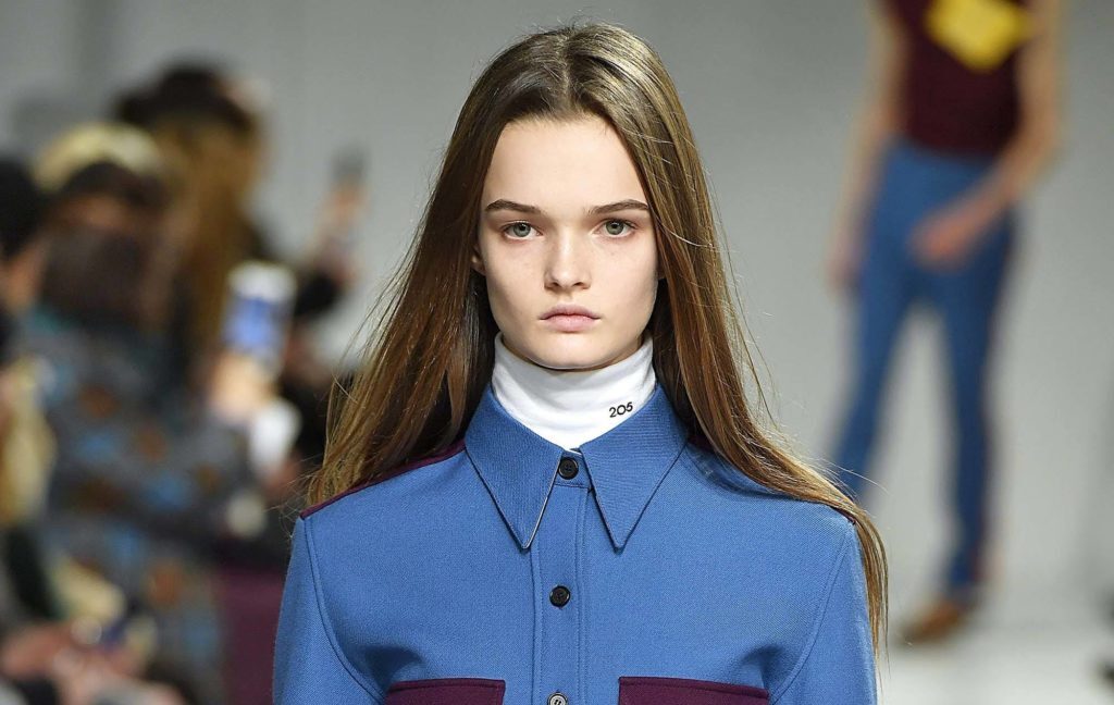 Modelo com cabelo liso, uma das tendências da NYFW 2017