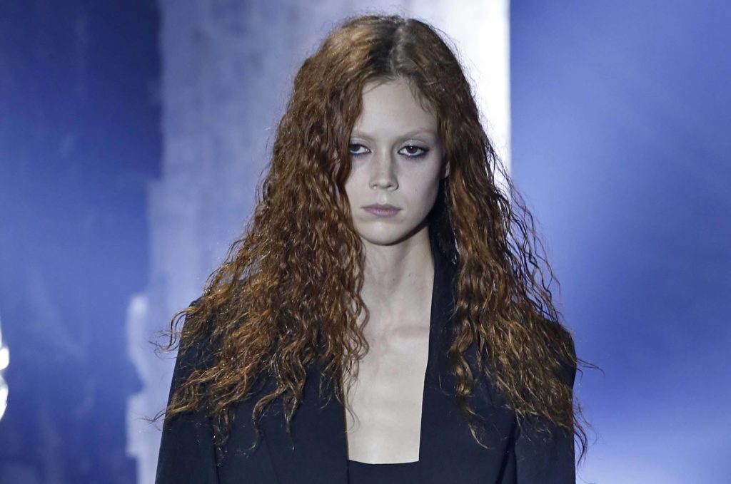 Modelo com cabelo com textura natural, uma das tendências da NYFW 2017