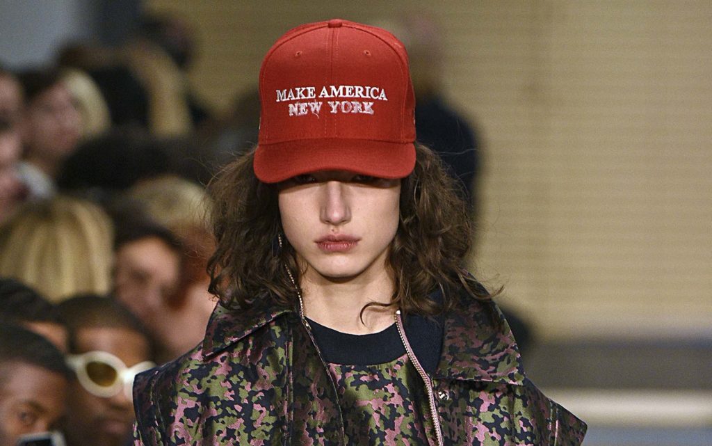 Modelo com boné, uma das tendências da NYFW 2017