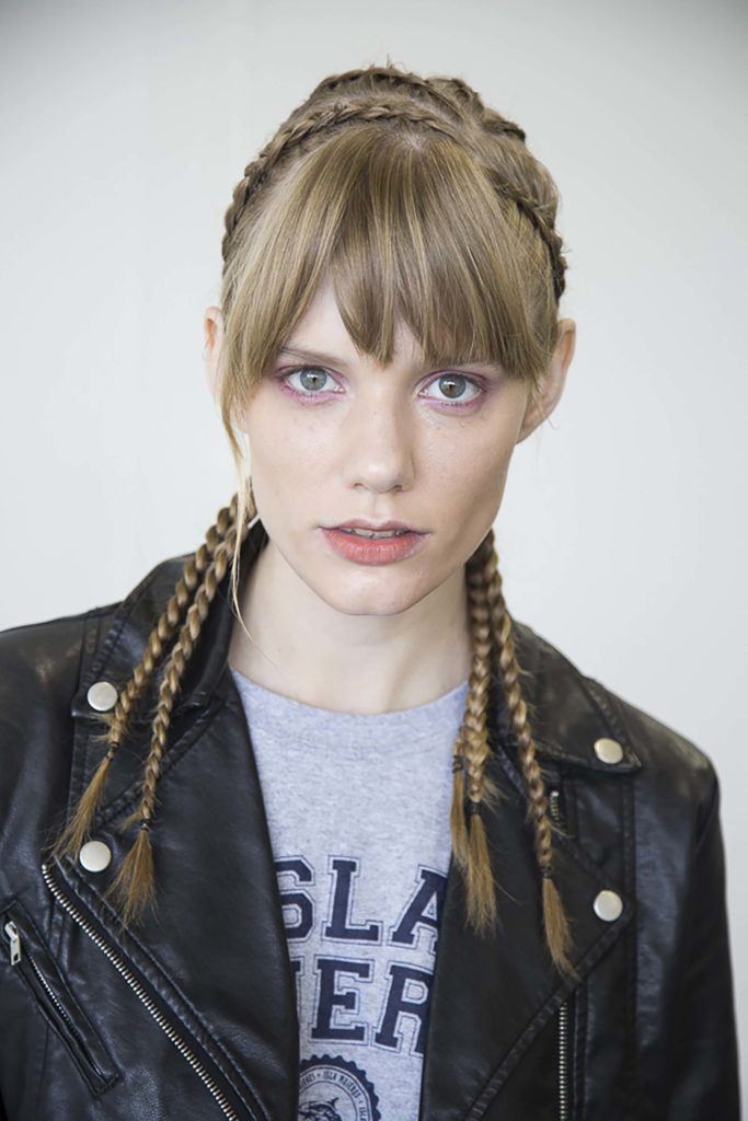 cabelo loiro longo com trançinhas pequenas