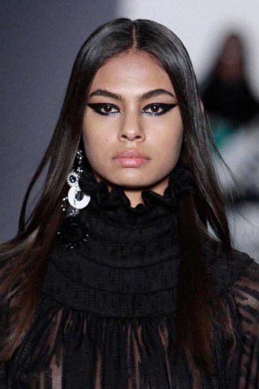 Modelo com o cabelo liso preto para matéria sobre Tendências de cabelo da SPFW Inverno 2018
