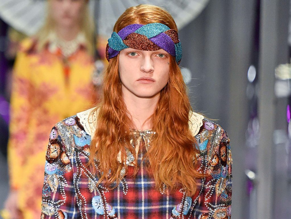 Modelo ruiva com lenço nos fios para matéria das tendências de cabelos da MFW 2017