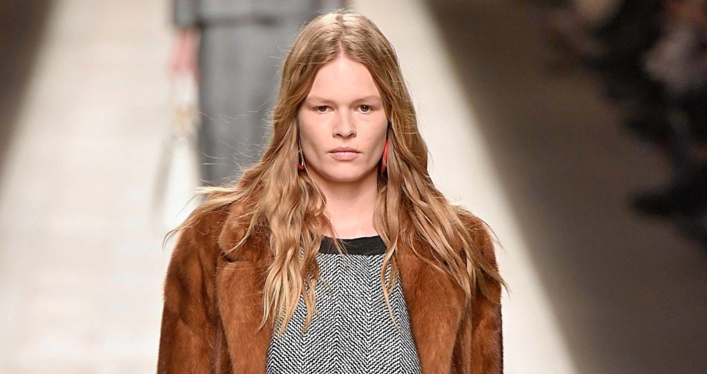 Modelo loira com textura natural para matéria das tendências de cabelos da MFW 2017
