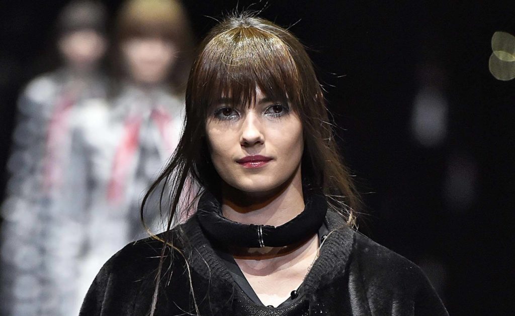 Modelo morena de cabelos lisos com franja para matéria das tendências de cabelos da MFW 2017