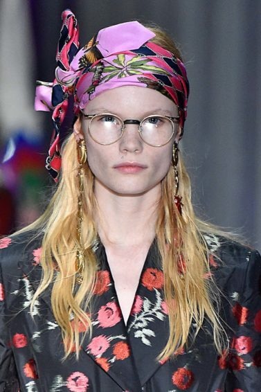 Modelo loira com faixa nos cabelos para matéria das tendências de cabelos da MFW 2017