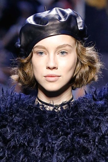 Mulher com cabelo bob e textura para matéria sobre tendências de penteados para cabelos curtos 2017