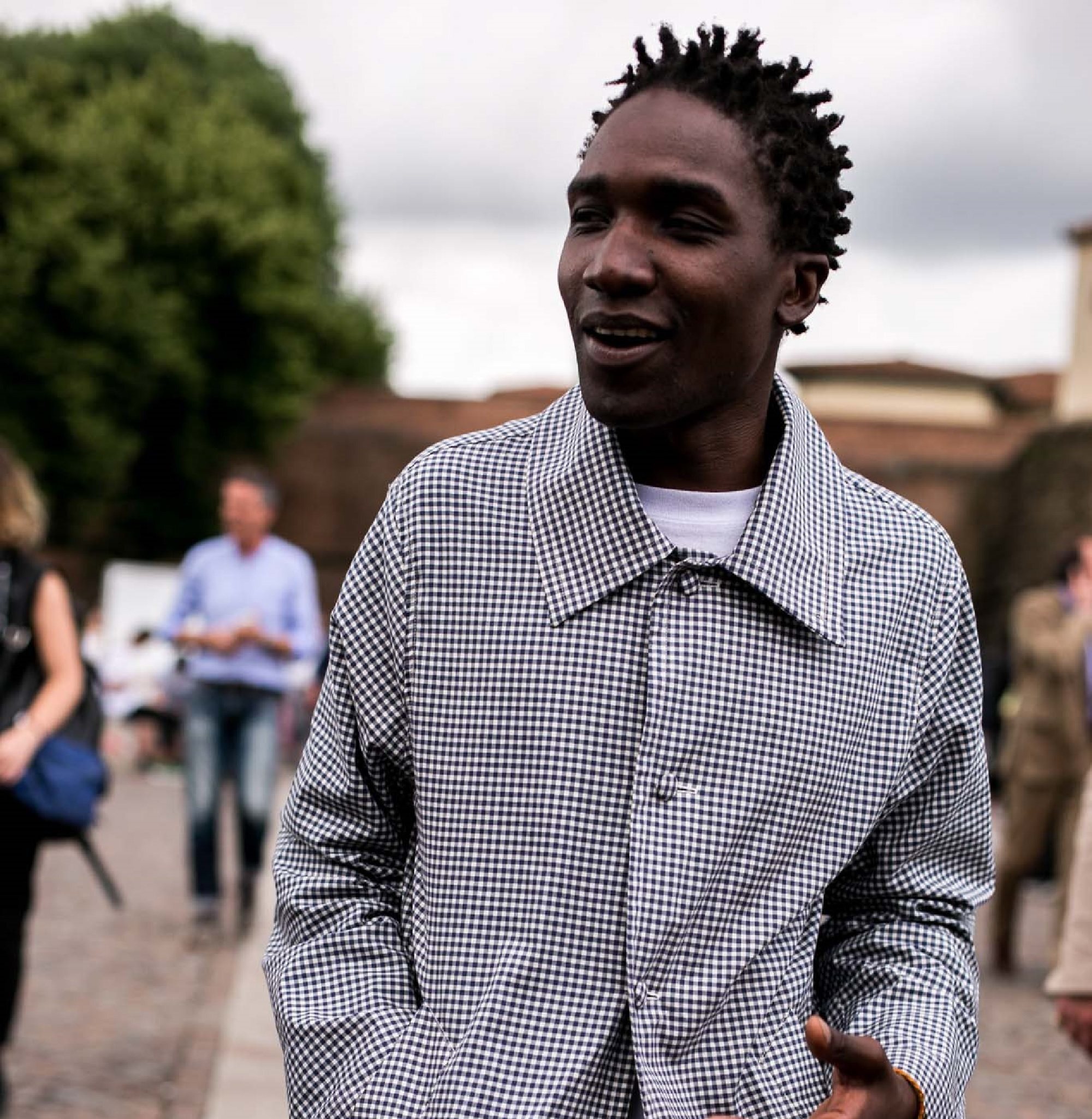 Cabelo crespo masculino com mini dreads